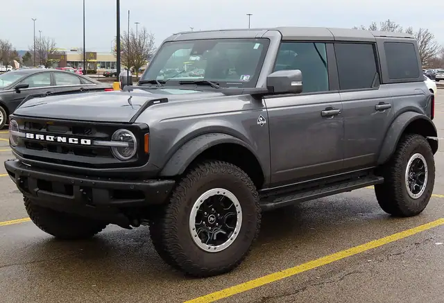 2022 Ford Bronco Outer Banks 4-door with Sasquatch package
