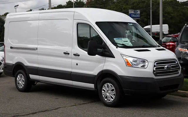 Fourgon Ford Transit 250 à toit moyen de 2015