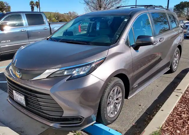 Toyota Sienna Hybrid LE de 2021