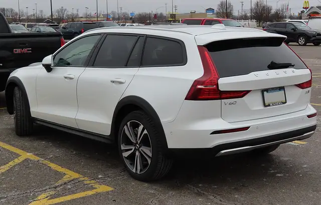 Volvo V60CC, carrosserie 2015–2026
